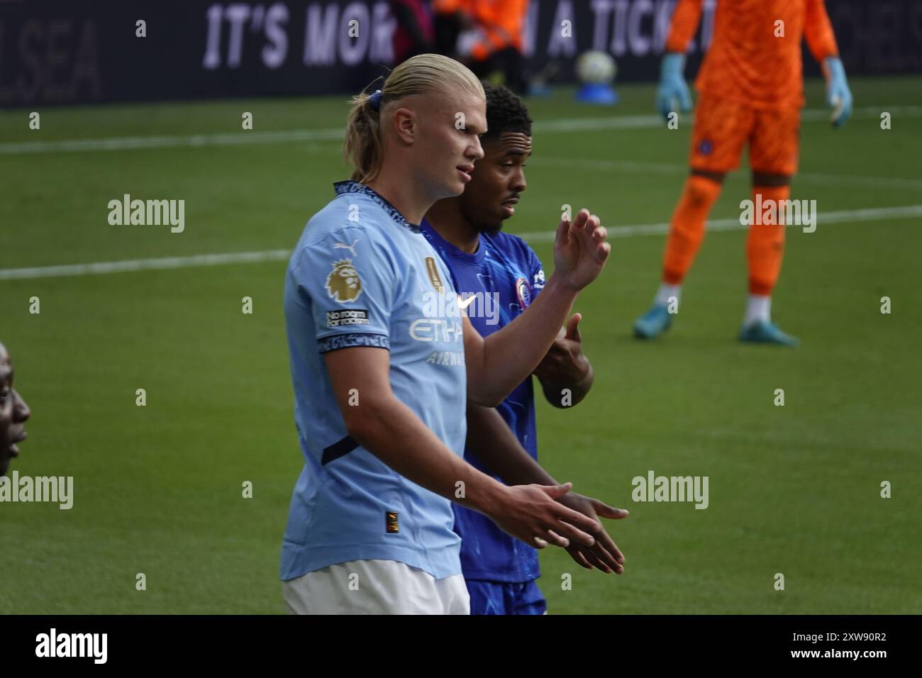 Chelsea, Londra, Regno Unito. 18 agosto 2024. La prima partita della Premier League per il Chelsea Football Club e gli ultimi anni i campioni del Manchester City Football Club giocavano allo Stamford Bridge. I nostri spettacoli fotografici: (OPS) :Erling Haaland e Wesley Fofana si aggirano nella scatola crediti: Motofoto/Alamy Live News Foto Stock
