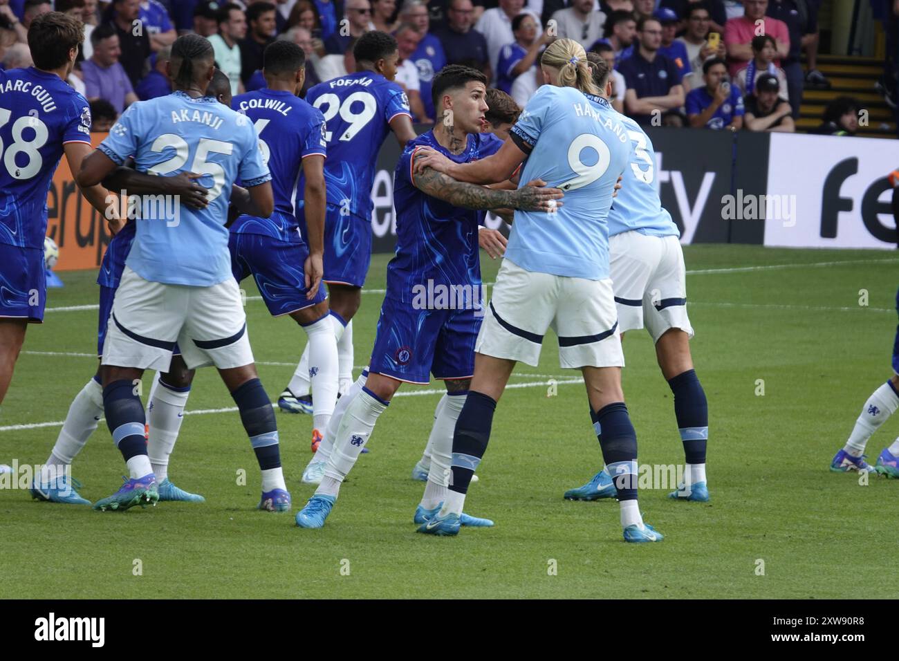Chelsea, Londra, Regno Unito. 18 agosto 2024. La prima partita della Premier League per il Chelsea Football Club e gli ultimi anni i campioni del Manchester City Football Club giocavano allo Stamford Bridge. I nostri spettacoli fotografici: (OPS) :Erling Haaland ed Enzo Fernandez si prendono cura della scatola crediti: Motofoto/Alamy Live News Foto Stock