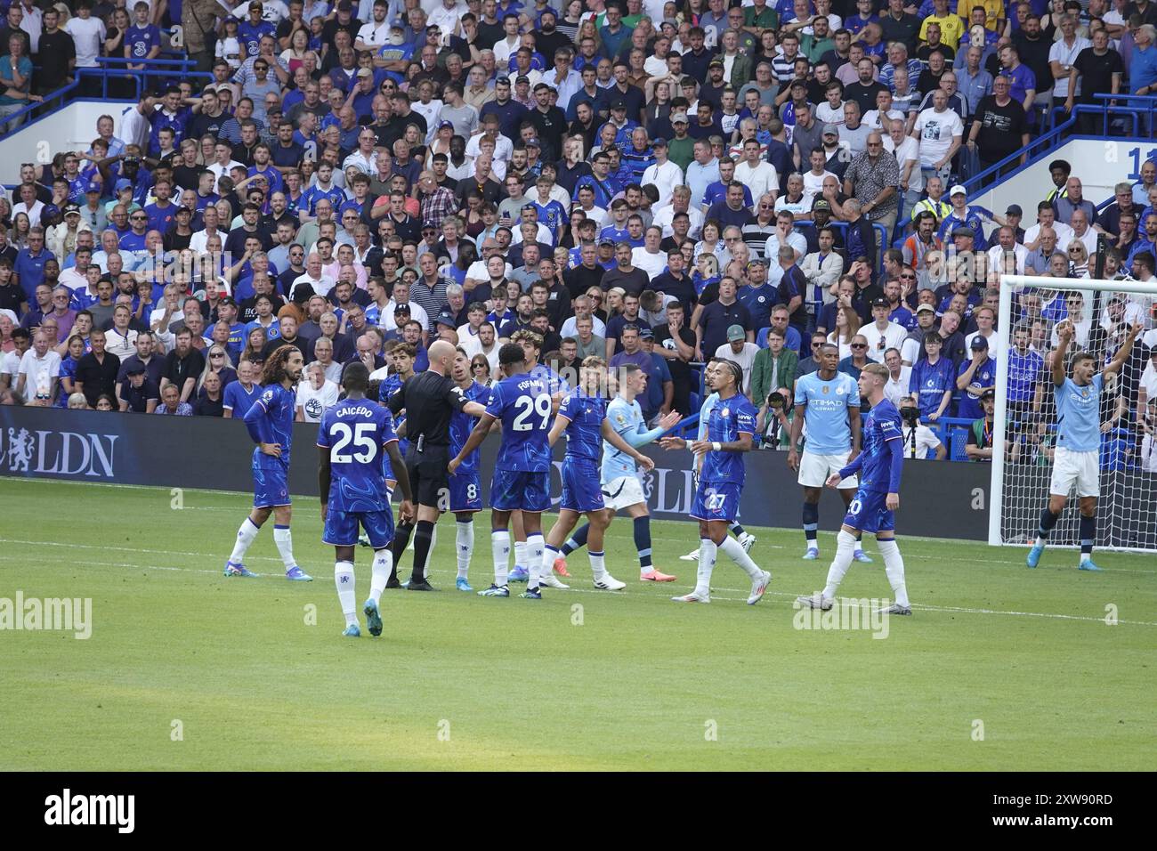 Chelsea, Londra, Regno Unito. 18 agosto 2024. La prima partita della Premier League per il Chelsea Football Club e gli ultimi anni i campioni del Manchester City Football Club giocavano allo Stamford Bridge. Our Picture Shows: (OPS) : scontro generale tra giocatori all'interno dell'uomo. Credito City Box: Motofoto/Alamy Live News Foto Stock