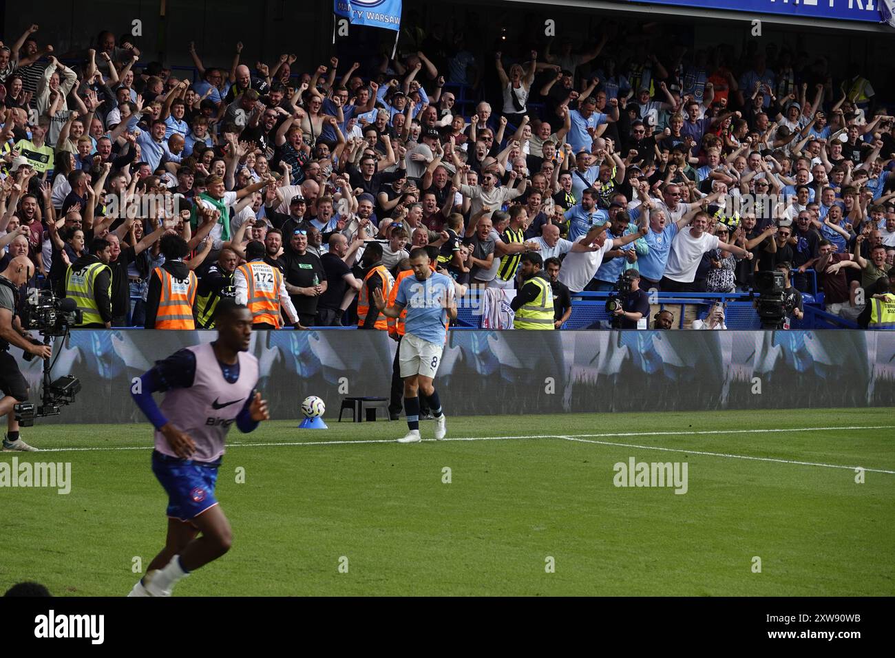 Chelsea, Londra, Regno Unito. 18 agosto 2024. La prima partita della Premier League per il Chelsea Football Club e gli ultimi anni i campioni del Manchester City Football Club giocavano allo Stamford Bridge. Our Picture Shows: (OPS) : Man CityÕs Kovacic segna un gol brillante e riceve il plauso dei suoi fan nel Shed End. Crediti: Motofoto/Alamy Live News Foto Stock