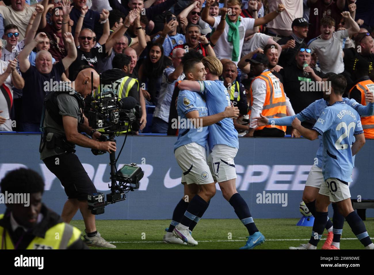 Chelsea, Londra, Regno Unito. 18 agosto 2024. La prima partita della Premier League per il Chelsea Football Club e gli ultimi anni i campioni del Manchester City Football Club giocavano allo Stamford Bridge. Our Picture Shows: (OPS) : l'uomo CityÕs Kovacic segna un gol brillante e riceve gli applausi dei suoi tifosi e gli abbracci dai suoi compagni di squadra al Shed End. Crediti: Motofoto/Alamy Live News Foto Stock