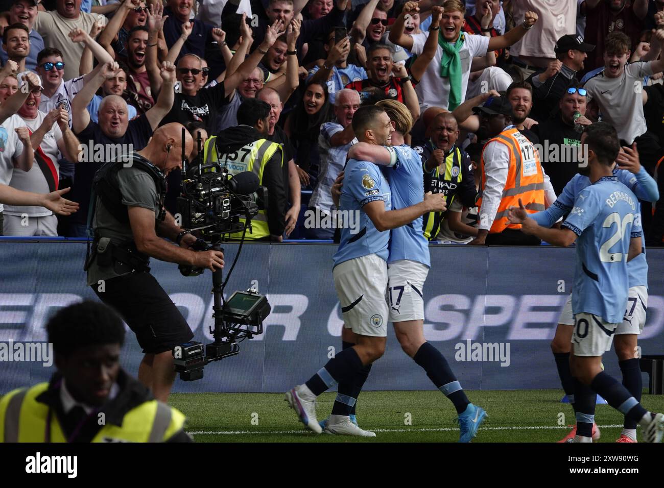 Chelsea, Londra, Regno Unito. 18 agosto 2024. La prima partita della Premier League per il Chelsea Football Club e gli ultimi anni i campioni del Manchester City Football Club giocavano allo Stamford Bridge. Our Picture Shows: (OPS) : l'uomo CityÕs Kovacic segna un gol brillante e riceve gli applausi dei suoi tifosi e gli abbracci dai suoi compagni di squadra al Shed End. Crediti: Motofoto/Alamy Live News Foto Stock