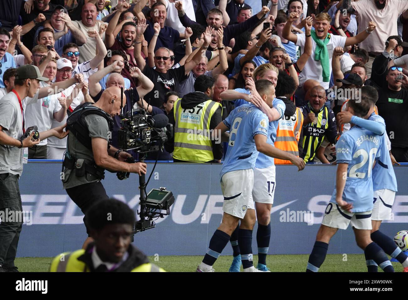 Chelsea, Londra, Regno Unito. 18 agosto 2024. La prima partita della Premier League per il Chelsea Football Club e gli ultimi anni i campioni del Manchester City Football Club giocavano allo Stamford Bridge. Our Picture Shows: (OPS) : l'uomo CityÕs Kovacic segna un gol brillante e riceve gli applausi dei suoi tifosi e gli abbracci dai suoi compagni di squadra al Shed End. Crediti: Motofoto/Alamy Live News Foto Stock