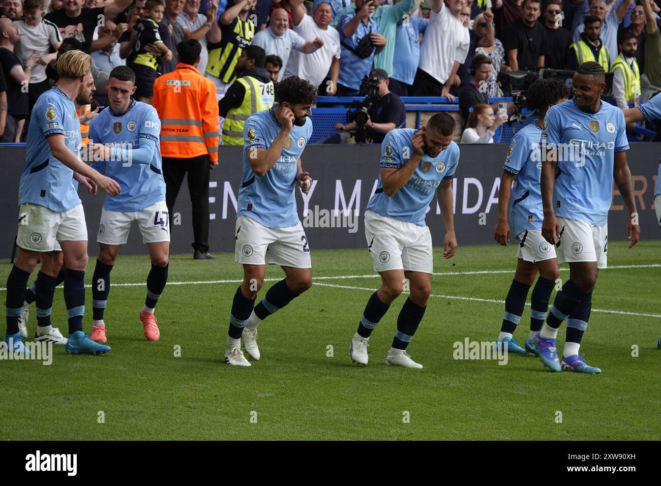 Chelsea, Londra, Regno Unito. 18 agosto 2024. La prima partita della Premier League per il Chelsea Football Club e gli ultimi anni i campioni del Manchester City Football Club giocavano allo Stamford Bridge. Our Picture Shows: (OPS) : l'uomo CityÕs Kovacic segna un gol brillante e riceve gli applausi dei suoi tifosi e gli abbracci dai suoi compagni di squadra al Shed End. Crediti: Motofoto/Alamy Live News Foto Stock