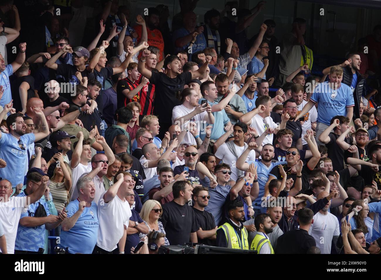 Chelsea, Londra, Regno Unito. 18 agosto 2024. La prima partita della Premier League per il Chelsea Football Club e gli ultimi anni i campioni del Manchester City Football Club giocavano allo Stamford Bridge. Our Picture Shows: (OPS) : Man CityÕs Fans celebra KovacicÕs brillante goal allo Shed End. Crediti: Motofoto/Alamy Live News Foto Stock