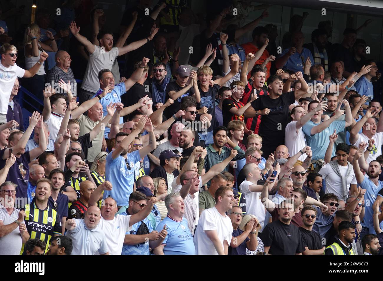 Chelsea, Londra, Regno Unito. 18 agosto 2024. La prima partita della Premier League per il Chelsea Football Club e gli ultimi anni i campioni del Manchester City Football Club giocavano allo Stamford Bridge. Our Picture Shows: (OPS) : Man CityÕs Fans celebra KovacicÕs brillante goal allo Shed End. Crediti: Motofoto/Alamy Live News Foto Stock
