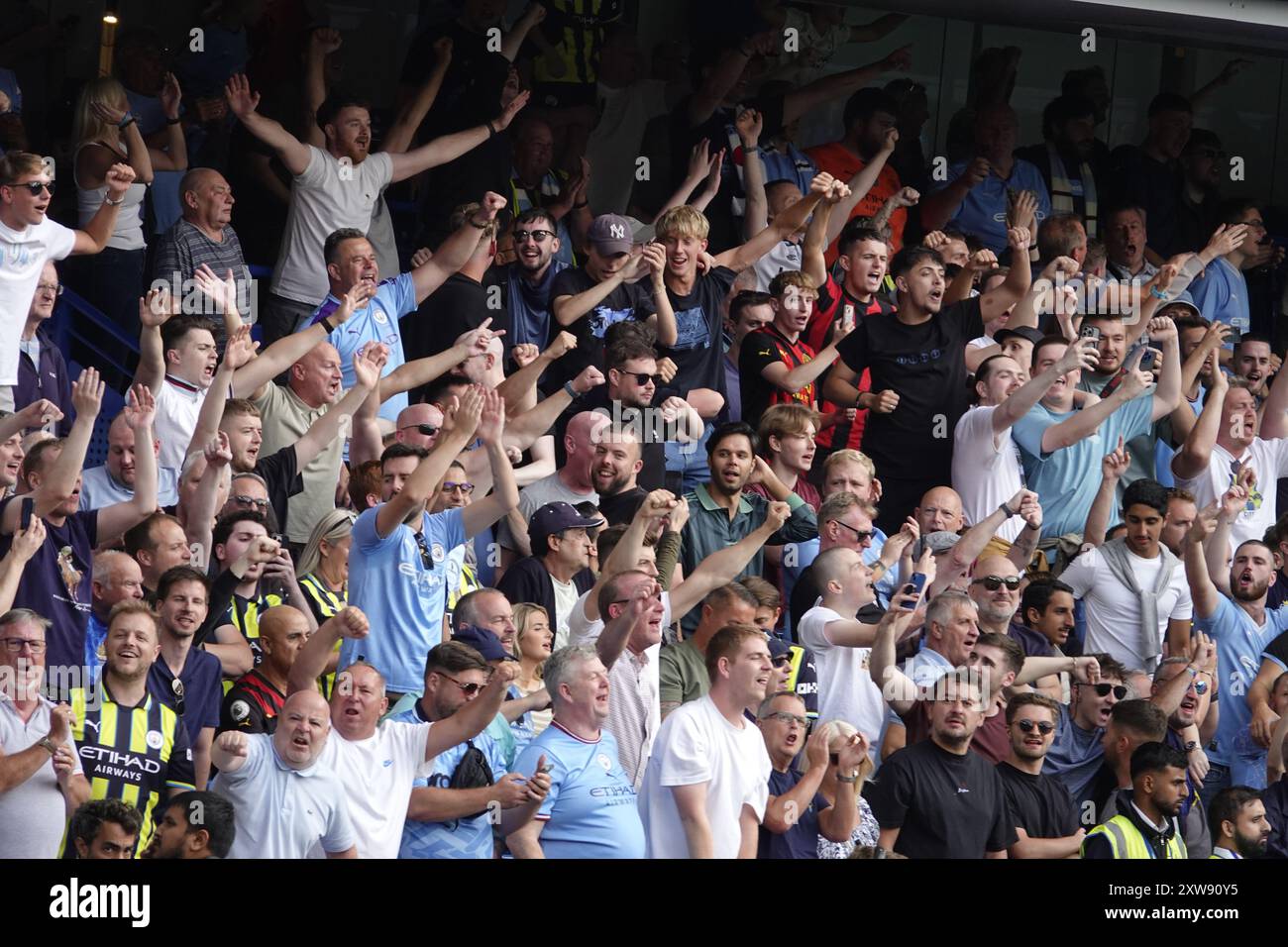 Chelsea, Londra, Regno Unito. 18 agosto 2024. La prima partita della Premier League per il Chelsea Football Club e gli ultimi anni i campioni del Manchester City Football Club giocavano allo Stamford Bridge. Our Picture Shows: (OPS) : Man CityÕs Fans celebra KovacicÕs brillante goal allo Shed End. Crediti: Motofoto/Alamy Live News Foto Stock