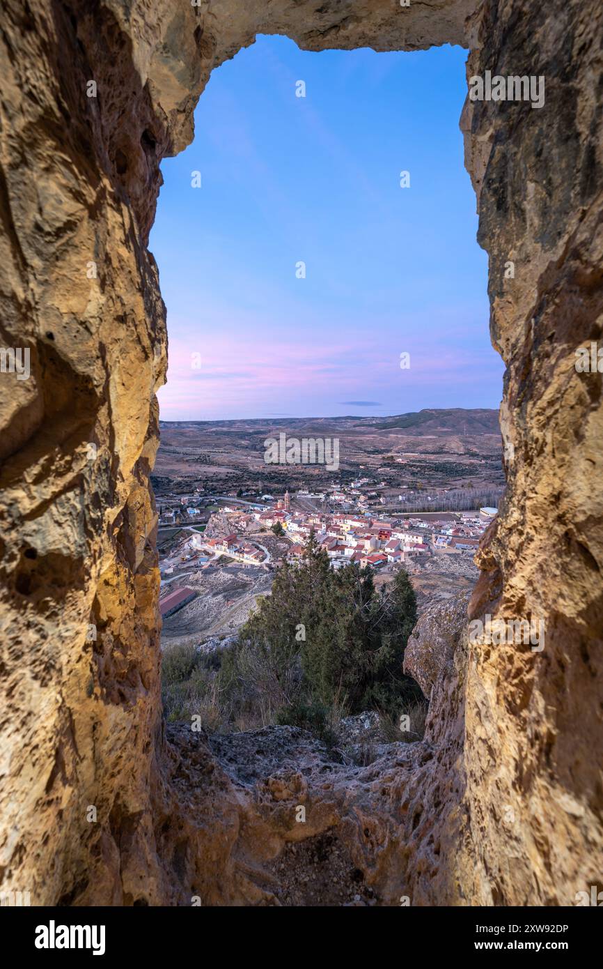 Vista di Oliete Teruel dall'interno della grotta Volitera Foto Stock