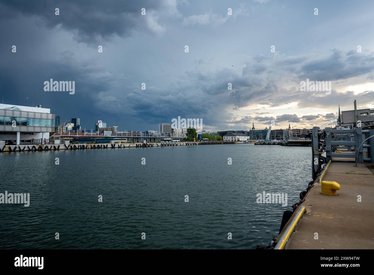 Tempesta imminente sul porto di Tallinn Foto Stock