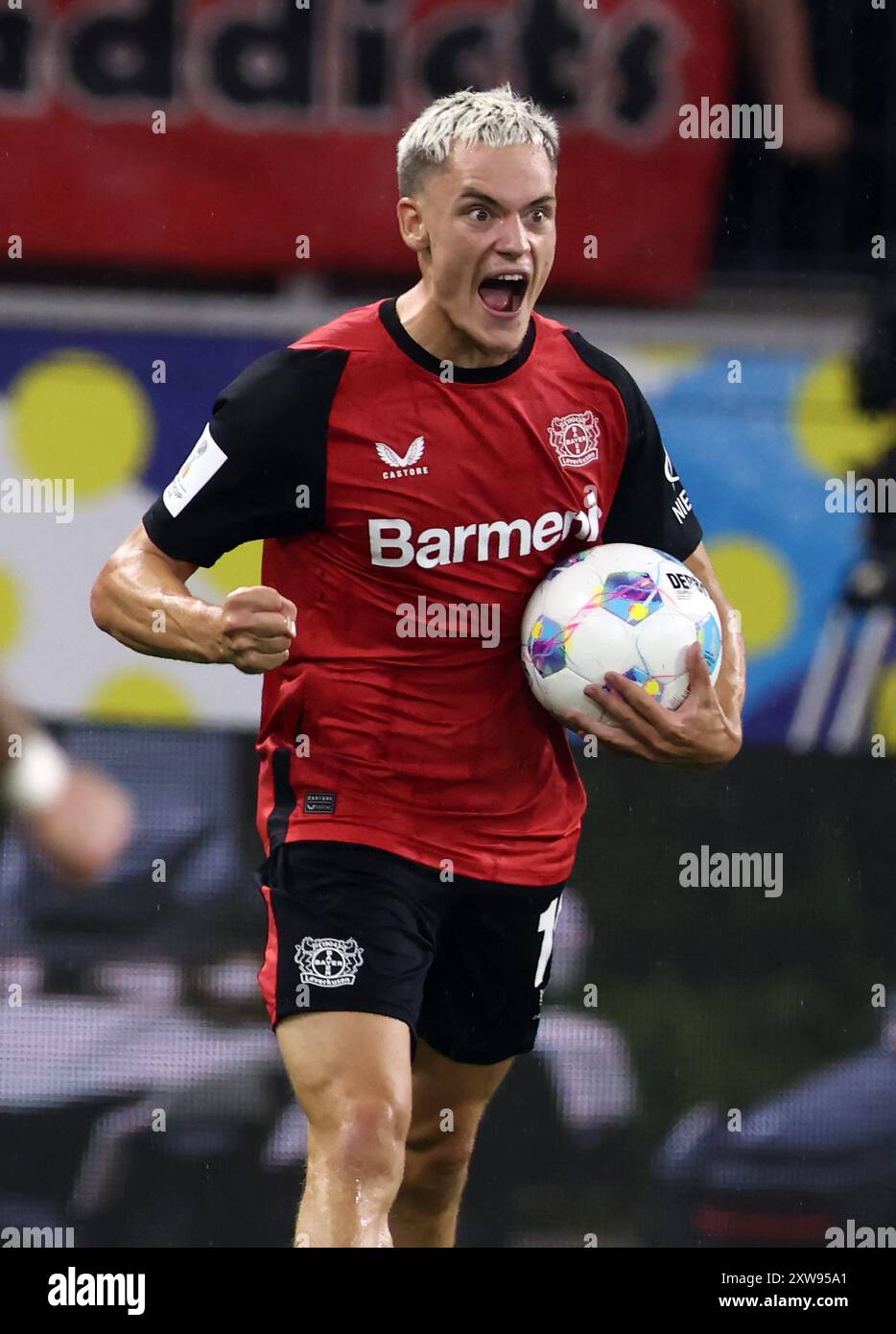 LEVERKUSEN, GERMANIA - 17 AGOSTO: Florian Wirtz del Bayer Leverkusen reagisce durante la partita della DFL Supercup 2024 tra Bayer 04 Leverkusen e VfB Stuttgart il 17 agosto 2024 a Leverkusen, Germania. © diebilderwelt / Alamy Stock Foto Stock