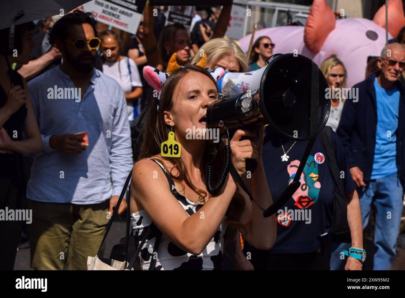 Londra, Regno Unito. 17 agosto 2024. Un manifestante che indossa etichette auricolari di animali canta slogan attraverso un megafono durante la National Animal Rights March. La protesta annuale evidenzia la sofferenza e la morte di miliardi di animali in tutti i settori dell'attività umana, lotta per la liberazione degli animali e per la fine dello sfruttamento animale, e promuove il veganismo e uno stile di vita senza crudeltà. Credito: SOPA Images Limited/Alamy Live News Foto Stock