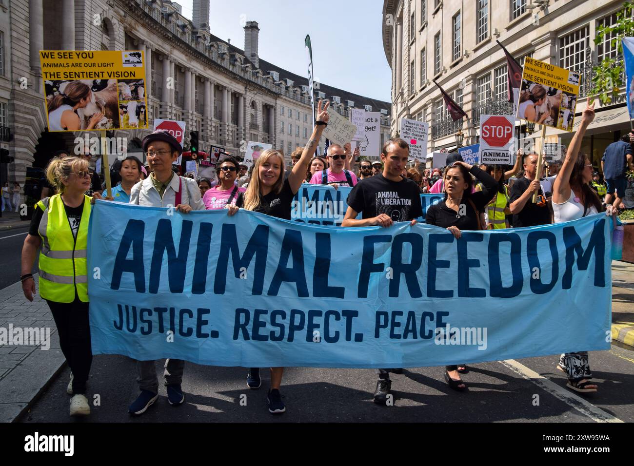 Londra, Regno Unito. 17 agosto 2024. I manifestanti tengono uno striscione "libertà animale" a Regent Street durante la National Animal Rights March. La protesta annuale evidenzia la sofferenza e la morte di miliardi di animali in tutti i settori dell'attività umana, lotta per la liberazione degli animali e per la fine dello sfruttamento animale, e promuove il veganismo e uno stile di vita senza crudeltà. Credito: SOPA Images Limited/Alamy Live News Foto Stock