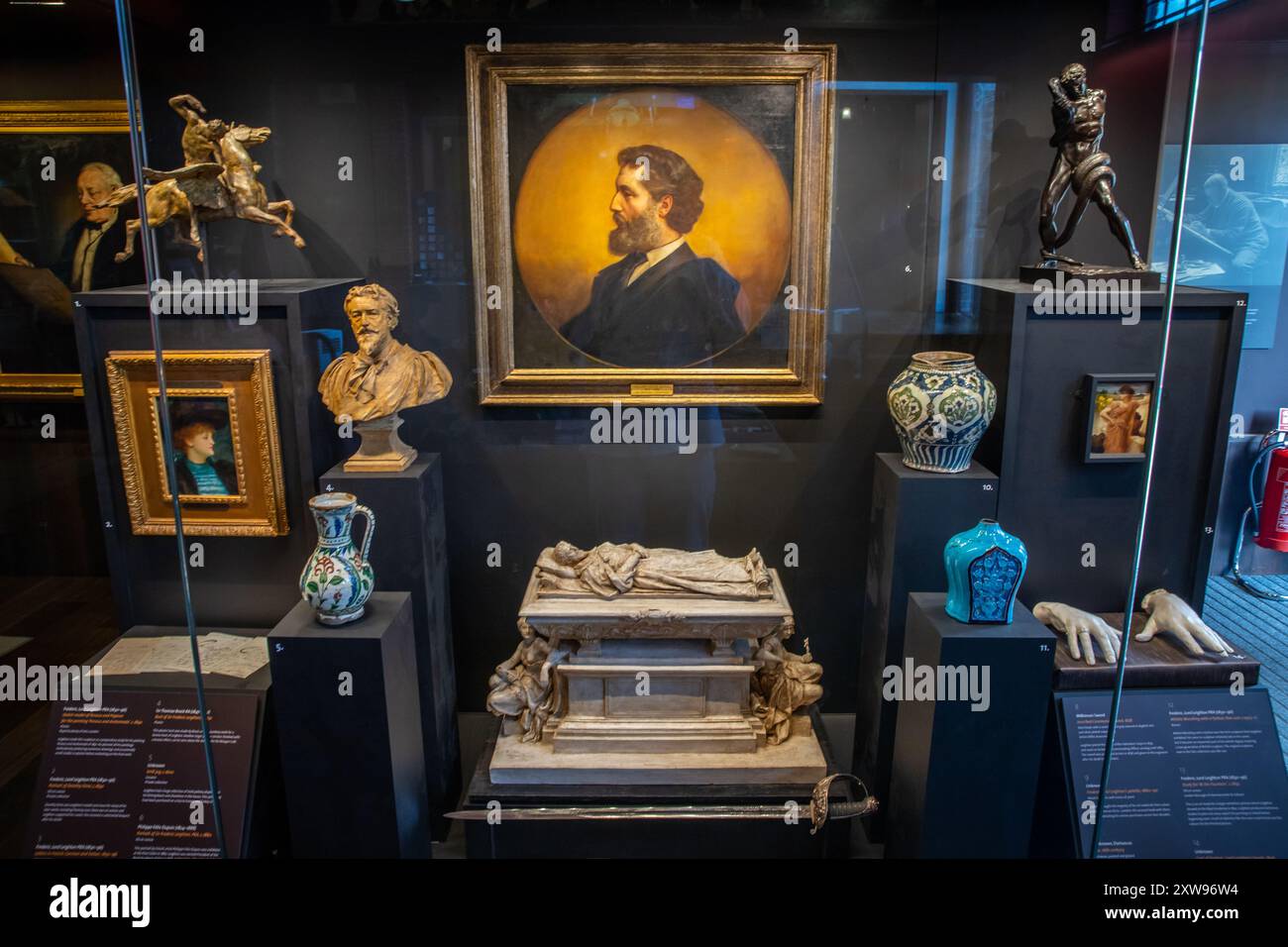 Vari oggetti di cimeli in un armadietto di vetro all'ingresso del Leighton House Museum Foto Stock