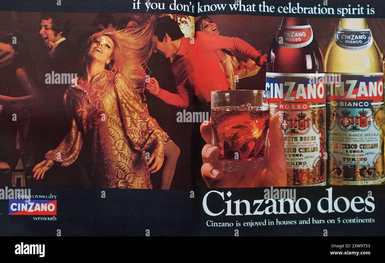 Una pubblicità vintage del 1969 per cocktail Cinzano in una festa vivace, che cattura l'essenza di momenti gioiosi. Foto Stock