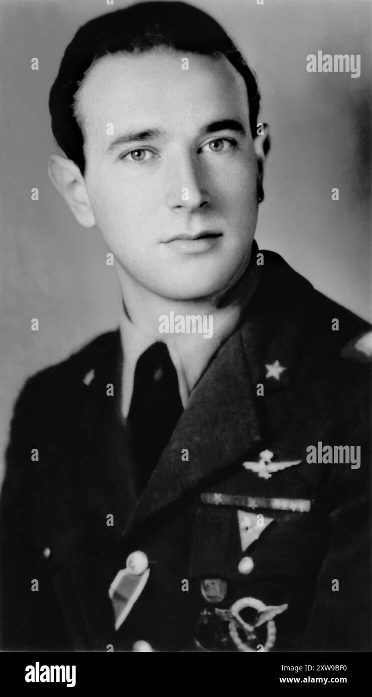 1939 c, ITALIA: L'aviatore italiano LUIGI GORRINI ( 1917 - 2014 ), celebrava il pilota di caccia della seconda guerra mondiale. Fu uno degli ultimi grandi assi dell'aviazione della Regia Aeronautica, insignito della Medaglia d'Oro al valore militare mentre era in vita. Durante la seconda guerra mondiale fu accreditato con 19 aerei abbattuti, 15 con la Regia Aeronautica e 4 con la Fascist National Republican Air Force . Fotografo sconosciuto . - STORIA - FOTO STORICHE - VOLO - VOLO - AVIATORE - AVIAZIONE - PILOTA AERONAUTICO . Uniforme militare - uniforme divisa militare - CACCIA BOMBARDIERE - SECONDA GUERRA MONDIALE - FASCISMO - FASCISTA Foto Stock