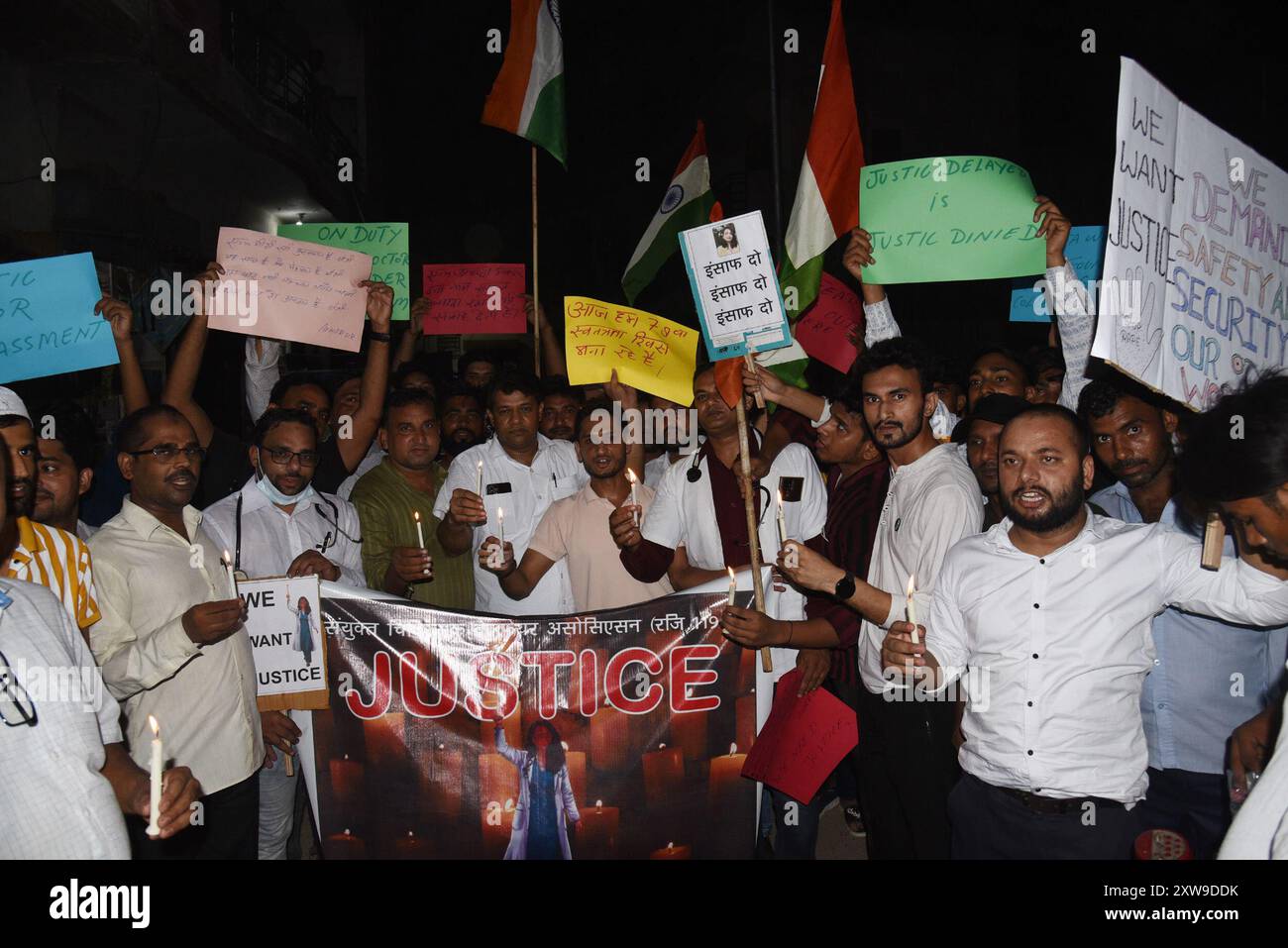 Nuova Delhi, India. 18 agosto 2024. GHAZIABAD, INDIA - 18 AGOSTO: Persone della comunità musulmana con medici hanno fatto una marcia di candele a Dasna, chiedendo la punizione più dura per l'accusato che ha violentato e ucciso una dottoressa in Bengala, il 18 agosto 2024 a Ghaziabad, India. (Foto di Sakib Ali/Hindustan Times/Sipa USA ) credito: SIPA USA/Alamy Live News Foto Stock