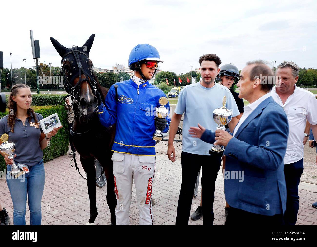 Gerhard Wilhelm Spielbank Berlin übergibt den Preis an den Sieger-Jockey Micha Brouwer beim Deutschland Traber-Derby auf der Rennbahn Berlin-Mariendorf. *** Gerhard Wilhelm Spielbank Berlin presenta il premio al fantino vincitore Micha Brouwer al German Trotting Derby all'ippodromo Mariendorf di Berlino Foto Stock