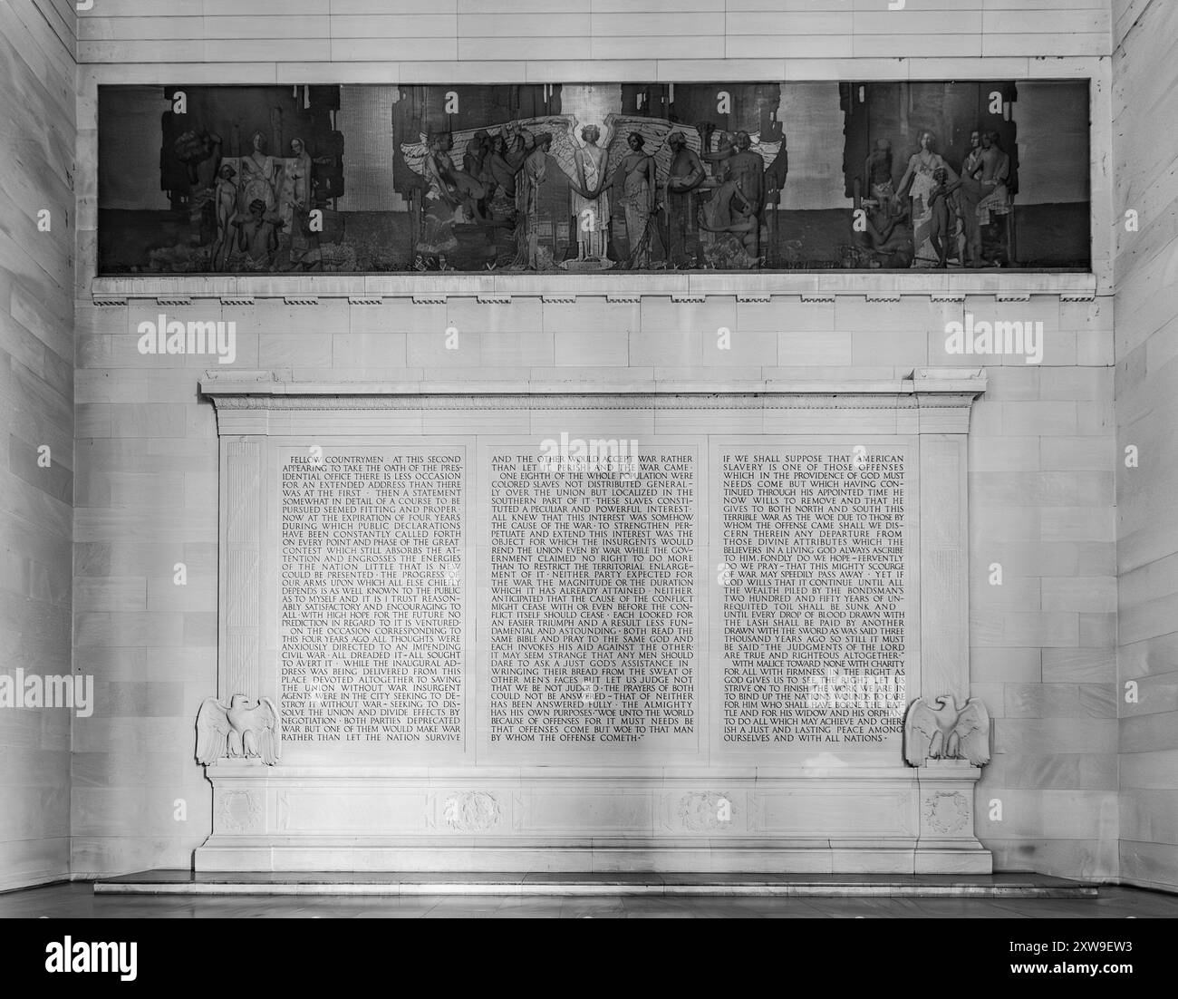 Washington DC – Stati Uniti – 22 marzo 2024 bianco e nero del secondo discorso inaugurale di Abraham Lincoln iscritto all'interno del neoclassico Lincoln Memorial e. Foto Stock