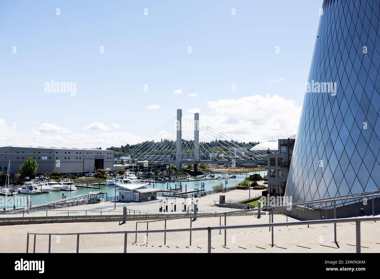 All'esterno del Museo del vetro di Tacoma, Washington, USA, con una vista del Thea Foss Waterway/Esplanade e del Ponte della 21a strada Est. Foto Stock
