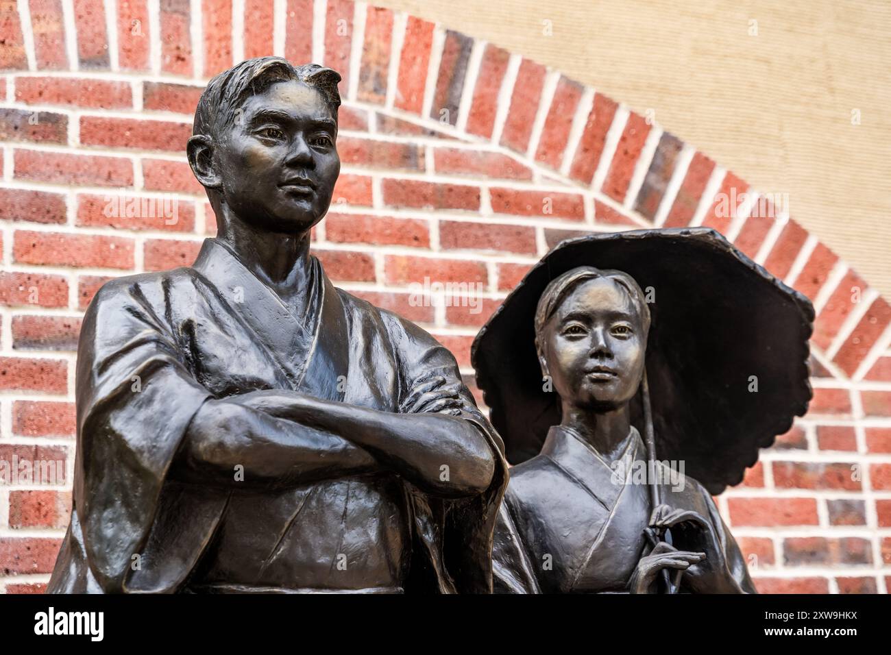 Statue di Bocchan e Madonna, personaggi principali del famoso romanzo "Bocchan" di Natsume Soseki, nel centro di Matsuyama, nella regione di Shikoku, in Giappone Foto Stock