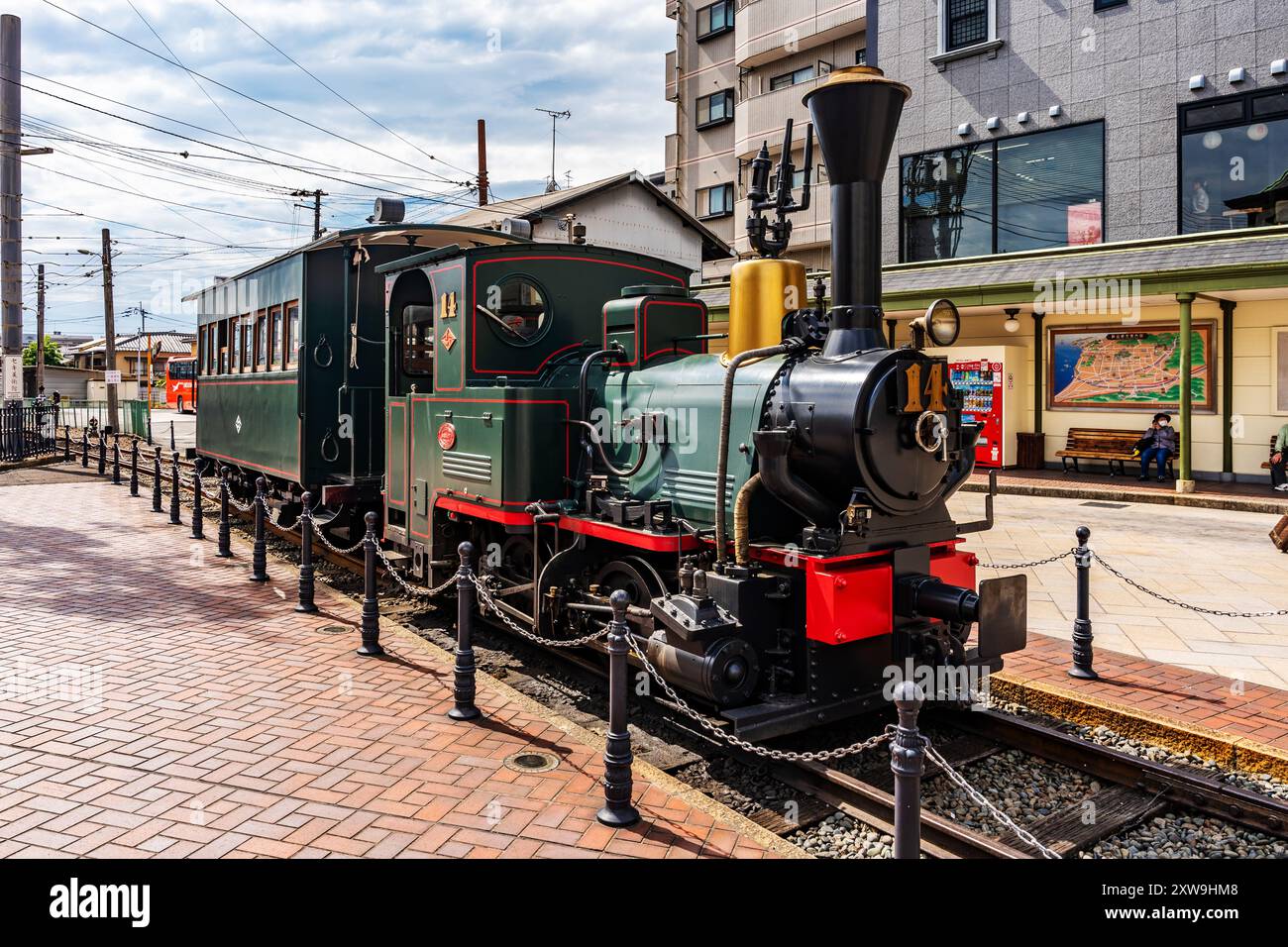 Replica del treno Botchan (Botchan Ressha), una locomotiva a vapore della fine del XIX secolo, nel centro di Matsuyama, nella regione di Shikoku, in Giappone Foto Stock