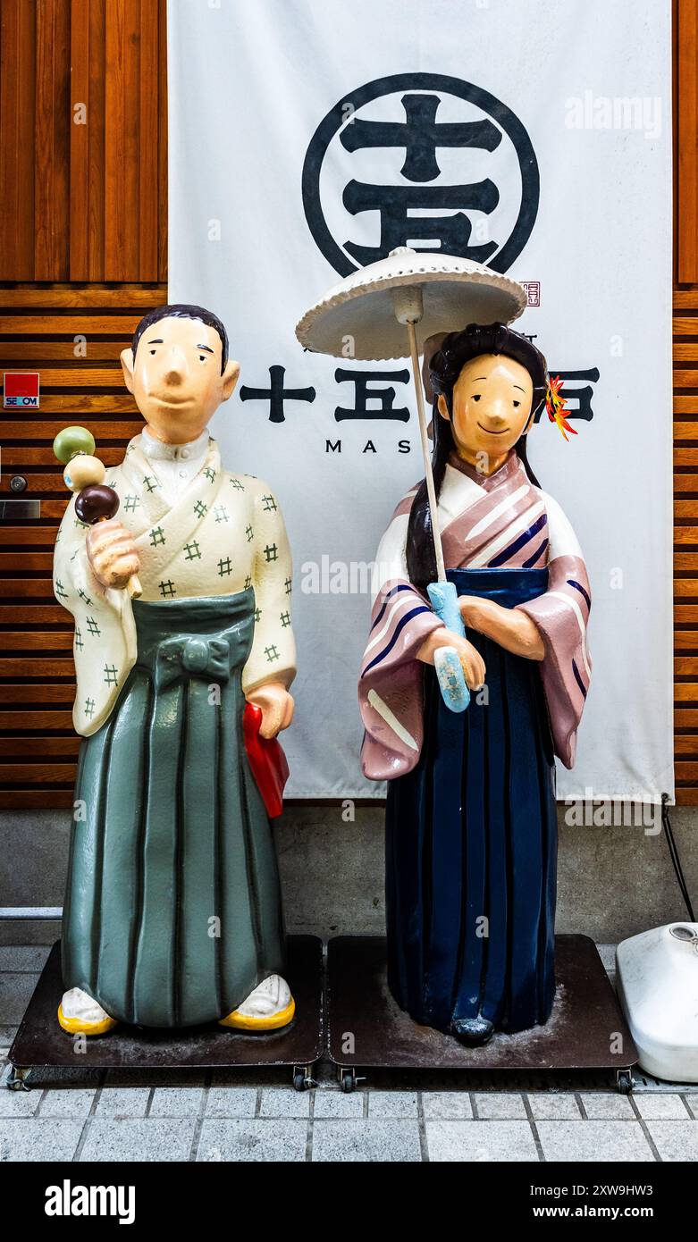 Statue di Bocchan e Madonna, personaggi principali del famoso romanzo "Bocchan" di Natsume Soseki, nel centro di Matsuyama, nella regione di Shikoku, in Giappone Foto Stock