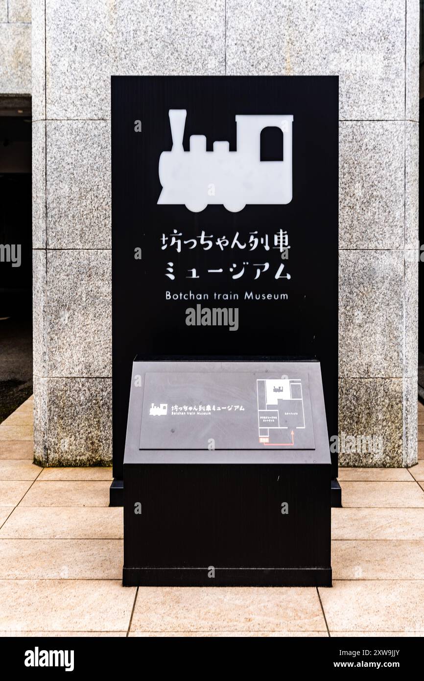 Scheda informativa all'ingresso del Museo dei treni di Botchan, nel centro di Matsuyama, nella regione di Shikoku, Giappone Foto Stock