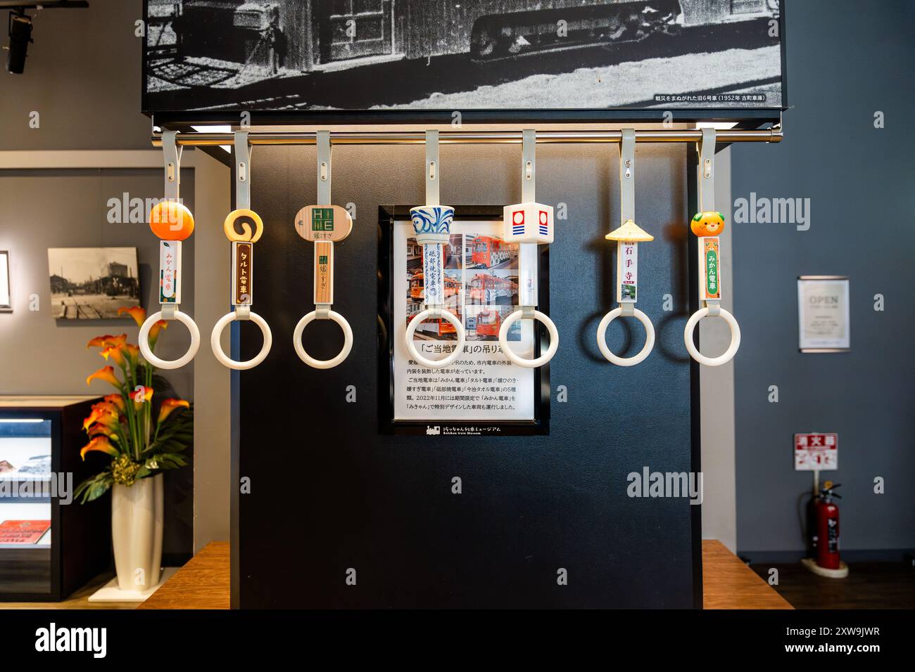 Diversi tipi di maniglie nel Botchan Train Museum (Botchan Ressha), una locomotiva a vapore della fine del XIX secolo, a Matsuyama, nella regione di Shikoku, in Giappone Foto Stock