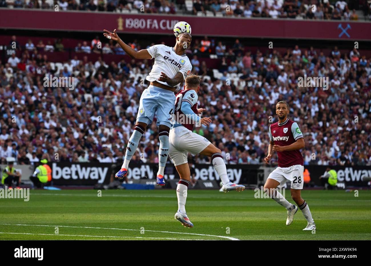 Londra, Regno Unito. 17 agosto 2024. Ezri Konsa di Aston Villa e Jarrod Bowen (c) in azione. Partita di Premier League, West Ham Utd contro Aston Villa allo Stadio di Londra, Queen Elizabeth Olympic Park a Londra sabato 17 agosto 2024. Questa immagine può essere utilizzata solo per scopi editoriali. Foto per uso editoriale di Sandra Mailer/Andrew Orchard fotografia sportiva/Alamy Live news Credit: Andrew Orchard fotografia sportiva/Alamy Live News Foto Stock