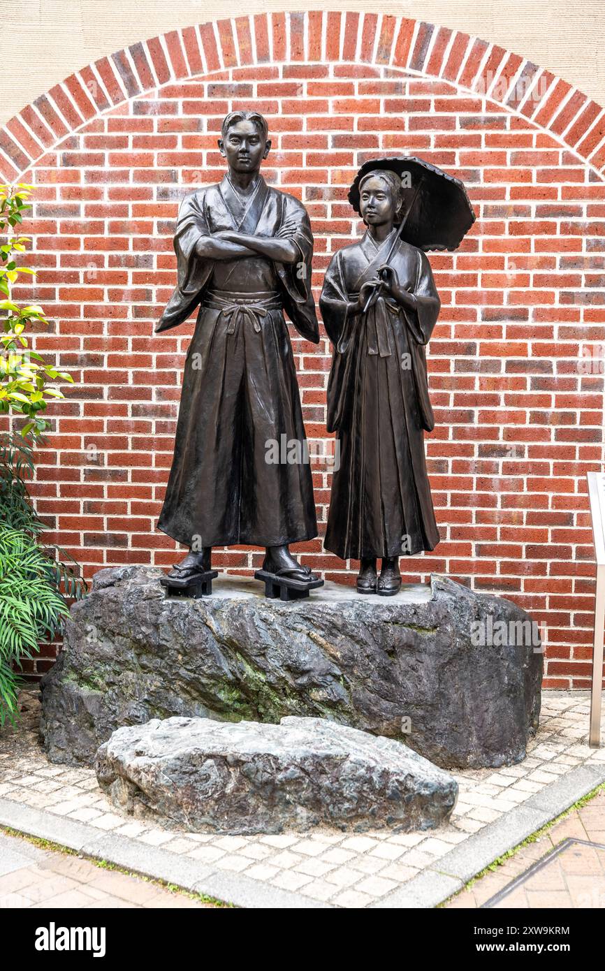 Statue di Bocchan e Madonna, personaggi principali del famoso romanzo "Bocchan" di Natsume Soseki, nel centro di Matsuyama, nella regione di Shikoku, in Giappone Foto Stock