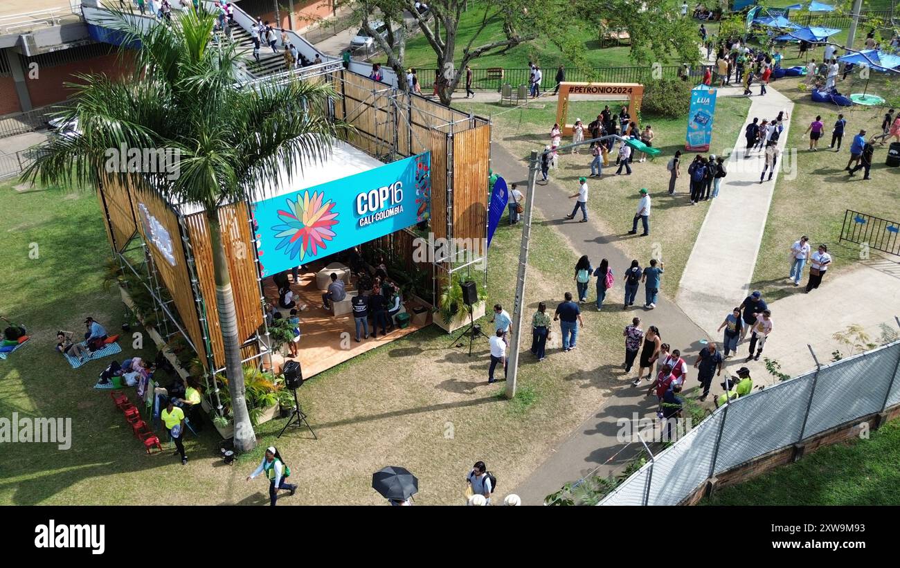 Cali, Colombia. 16 agosto 2024. Lo stand Cali COP16 colombiano è esposto durante il festival Petronio Alvarez a Cali, Colombia, 16 agosto 2024. Foto di: Sebastian Marmolejo/Long Visual Press credito: Long Visual Press/Alamy Live News Foto Stock