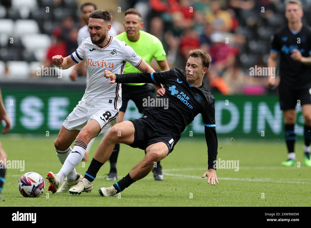 Swansea, Regno Unito. 17 agosto 2024. Matt Grimes di Swansea City (l) e Mads Frokjaer-Jensen di Preston ne in azione. Partita del campionato EFL Skybet, Swansea City contro Preston North End allo Stadio Swansea.com di Swansea, Galles, sabato 17 agosto 2024. Questa immagine può essere utilizzata solo per scopi editoriali. Solo per uso editoriale, foto di Andrew Orchard/Andrew Orchard fotografia sportiva/Alamy Live news credito: Andrew Orchard fotografia sportiva/Alamy Live News Foto Stock