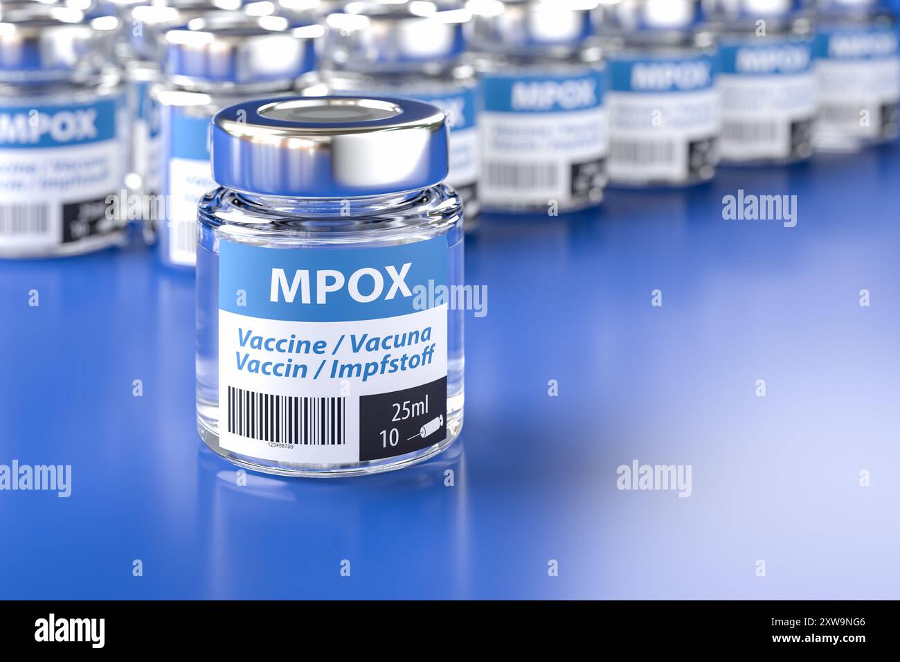 Fiale di vaccino contro Mpox: La parola vaccinazione in inglese, spagnolo, francese e tedesco sull'etichetta Foto Stock Fiale di vaccino contro Mpox: La parola vaccinazione in inglese, spagnolo, francese e tedesco sull'etichetta Foto Stock