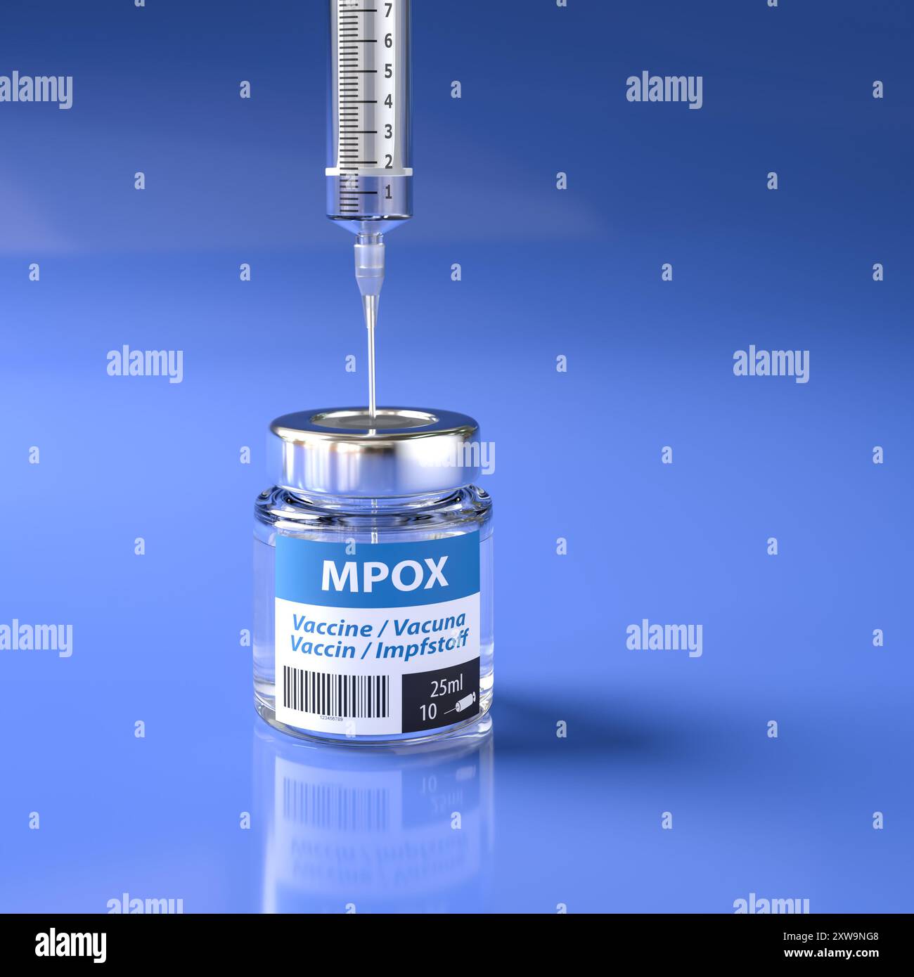 Un flaconcino di vaccino contro Mpox e una siringa vi sono incastrati. La parola vaccinazione in inglese, spagnolo, francese e tedesco sull'etichetta Foto Stock Un flaconcino di vaccino contro Mpox e una siringa vi sono incastrati. La parola vaccinazione in inglese, spagnolo, francese e tedesco sull'etichetta Foto Stock