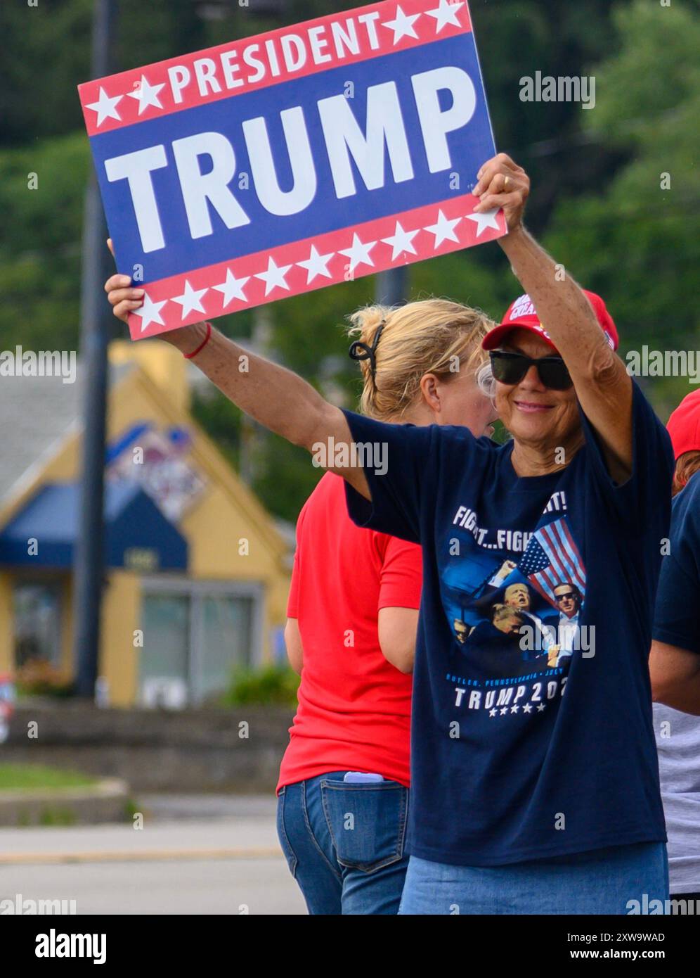 Pittsburgh, Stati Uniti. 18 agosto 2024. Un sostenitore del presidente Donald Trump si riunisce a Primanti Brothers, una nota catena di ristoranti nell'area di Pittsburgh, prima dell'arrivo del vicepresidente Kamala Harris domenica 18 agosto 2024 a Pittsburgh. Foto di Archie Carpenter/UPI. Crediti: UPI/Alamy Live News Foto Stock