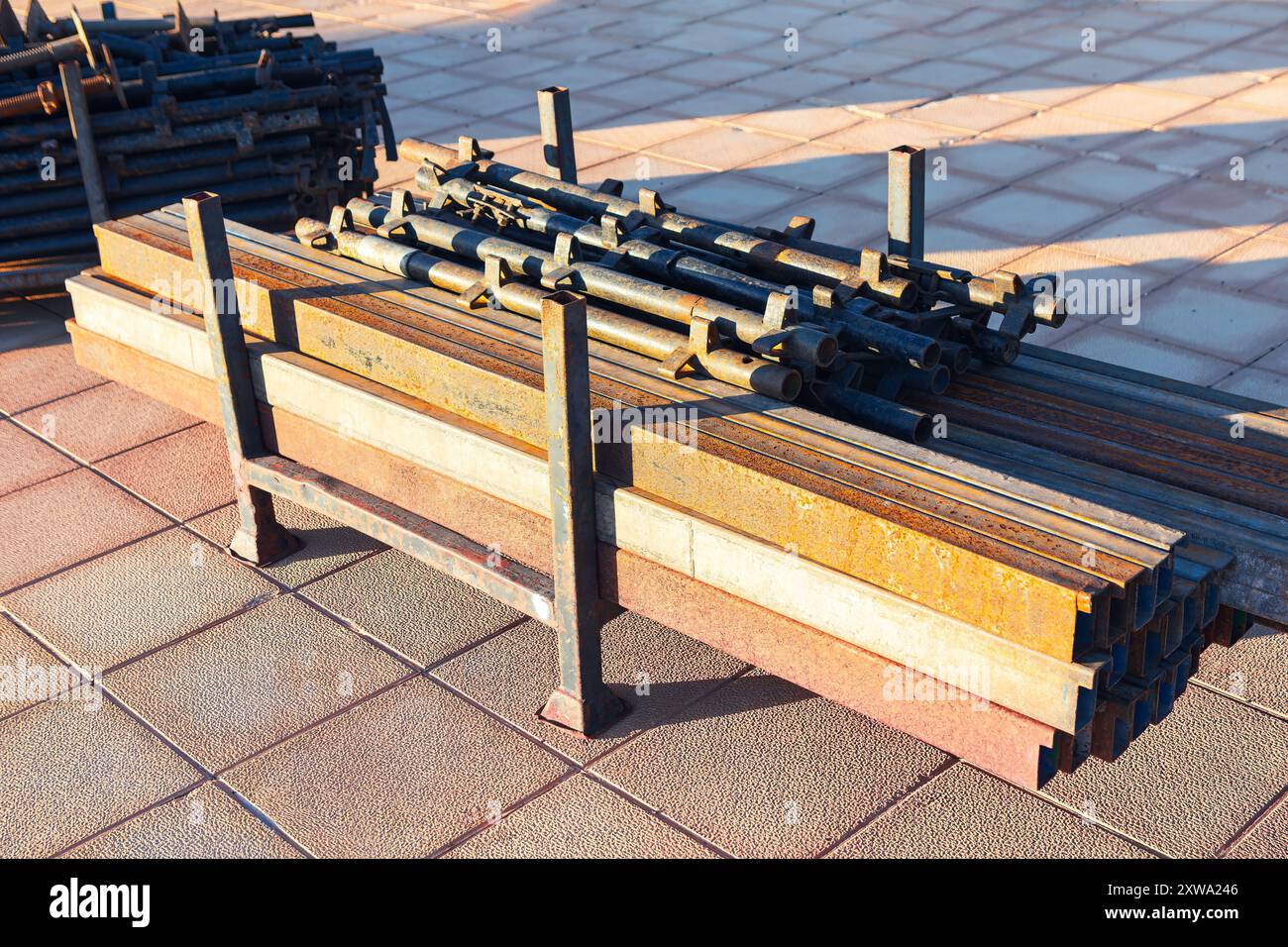 Tubi metallici per la costruzione delle fondamenta dell'edificio. Pile di aste metalliche e tubi sono impilati uno sopra l'altro Foto Stock
