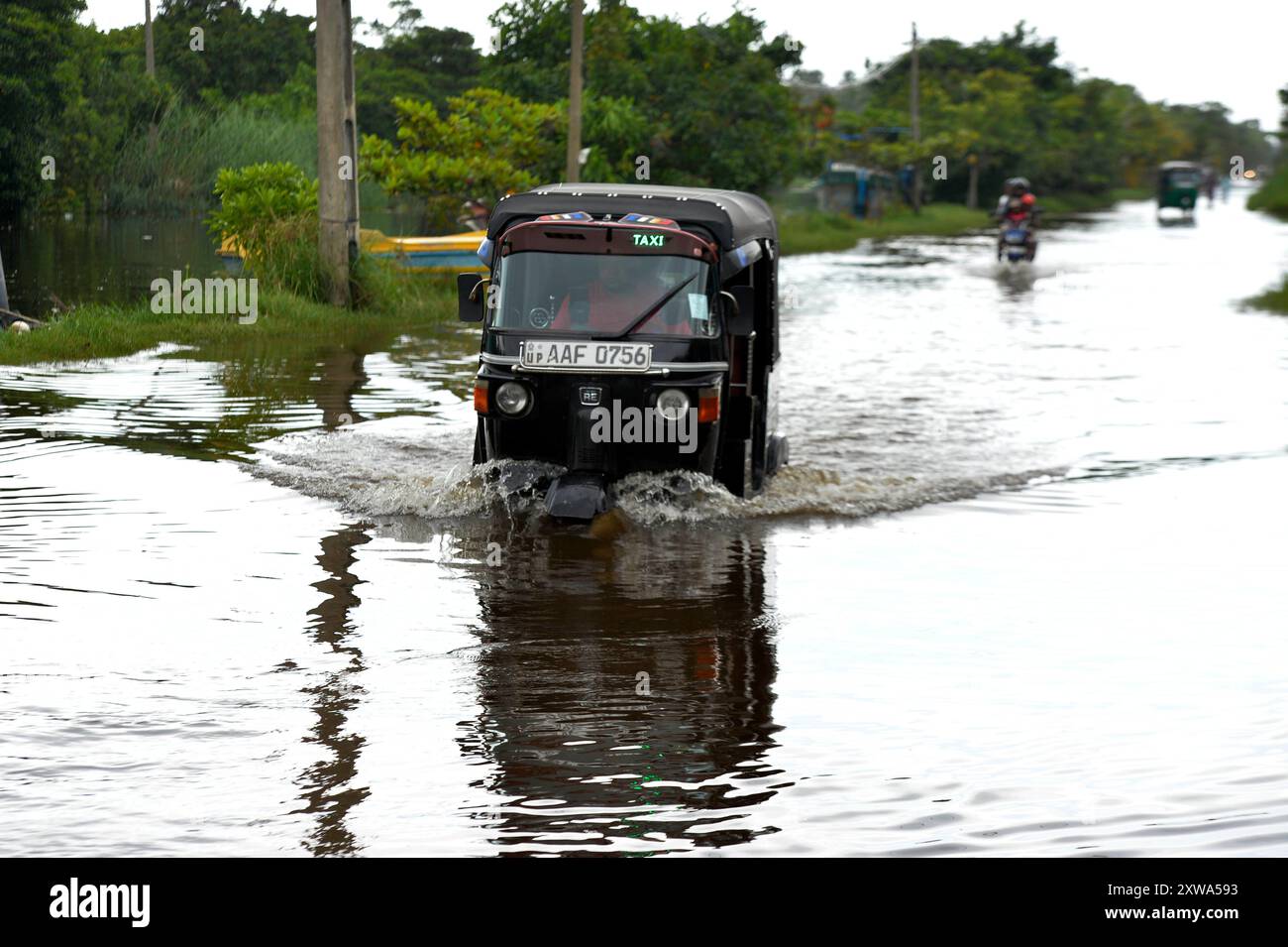 Wattala, Sri Lanka. 18 agosto 2024. Un'auto corre su una strada bagnata a Wattala, Sri Lanka, il 18 agosto 2024. Crediti: Gayan Sameera/Xinhua/Alamy Live News Foto Stock
