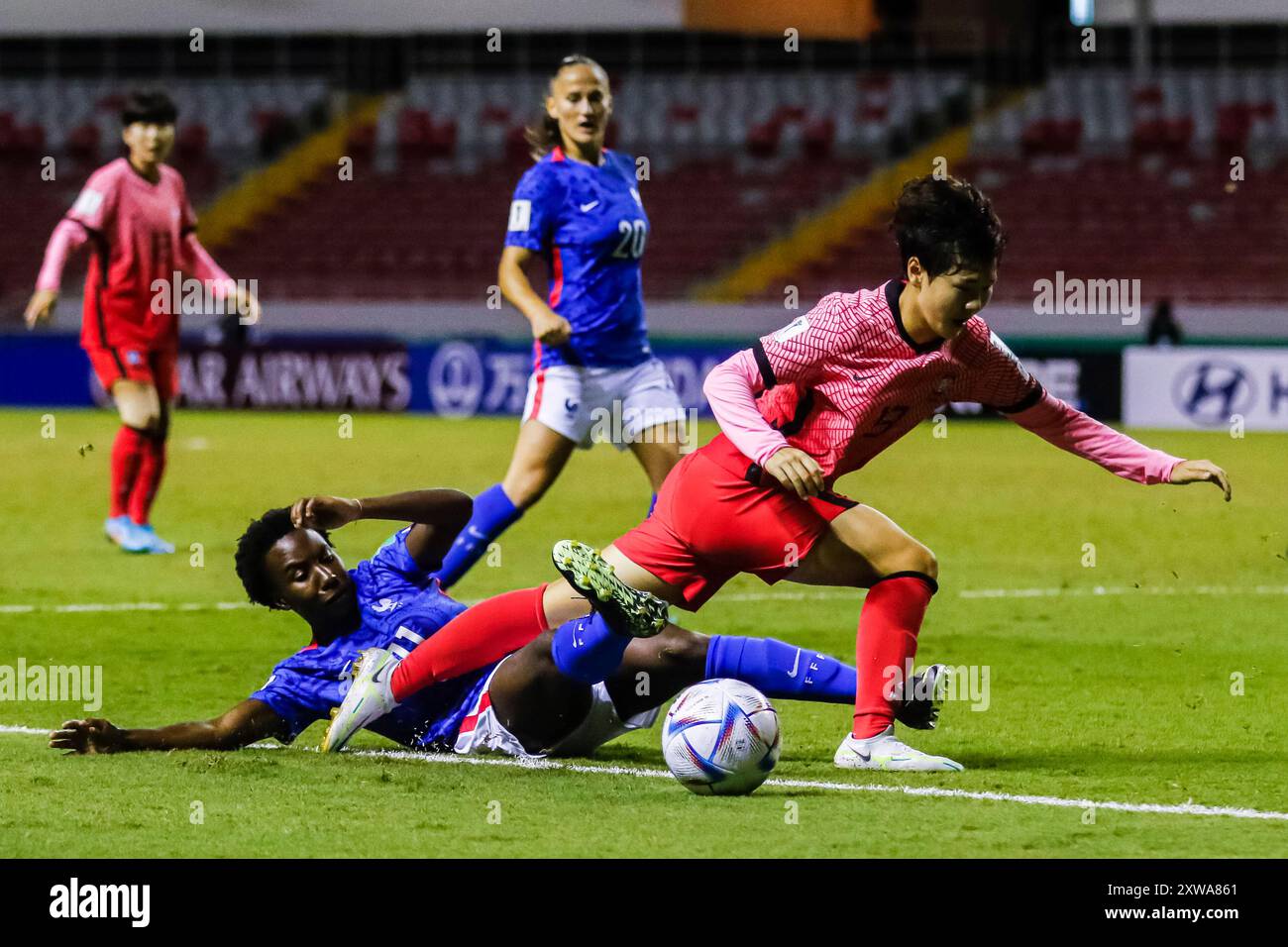 Dayeong Ko della Repubblica di Corea e Vicki Becho della Francia durante la partita di Coppa del mondo femminile FIFA U-20 Costa Rica Francia contro Repubblica di Corea il 17 agosto 2 Foto Stock