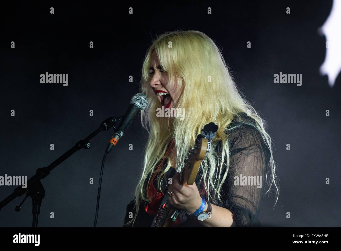 GREEN MAN FESTIVAL, BRECON, GALLES, Regno Unito - 18 AGOSTO 2024: Lilly Macieira della band punk Lambrini Girls suona il far Out Stage. 4° giorno del Green Man Festival 2024 al Glanusk Park, Brecon, Galles. Foto: Rob Watkins/Alamy Live News. Foto Stock