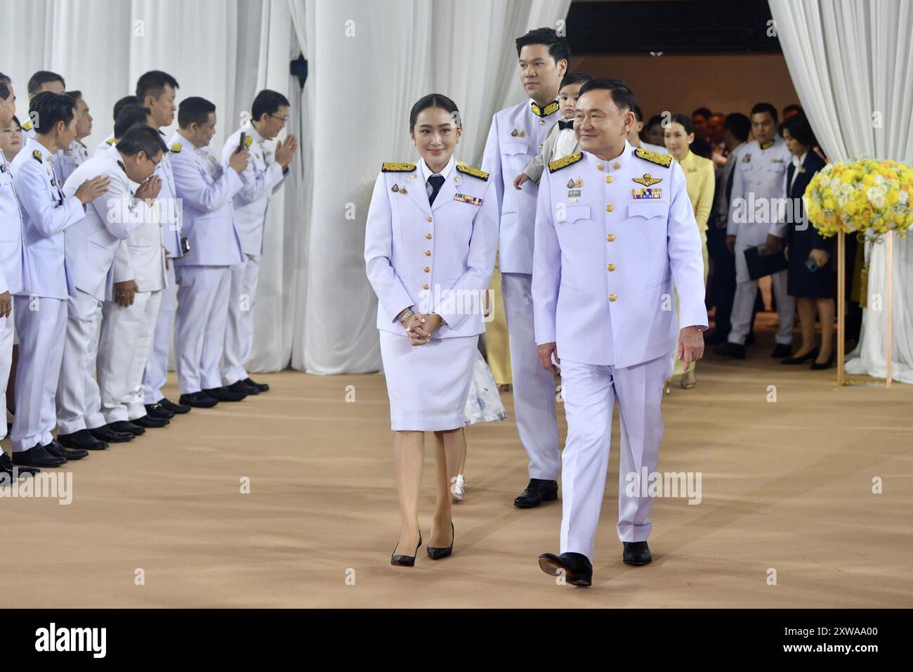 (240819) -- PECHINO, 19 agosto 2024 (Xinhua) -- il nuovo primo ministro thailandese Paetongtarn Shinawatra (L), accompagnato da suo padre, l'ex primo ministro del paese Thaksin Shinawatra, arriva per la cerimonia della sua nomina presso la sede del partito Pheu Thai a Bangkok, Thailandia, 18 agosto 2024. Il re thailandese Maha Vajiralongkorn ha nominato Paetongtarn Shinawatra come primo ministro del paese, il segretario generale della camera dei rappresentanti Arpath Sukhanunth ha annunciato domenica. (Palazzo del governo thailandese/handout via Xinhua) Foto Stock