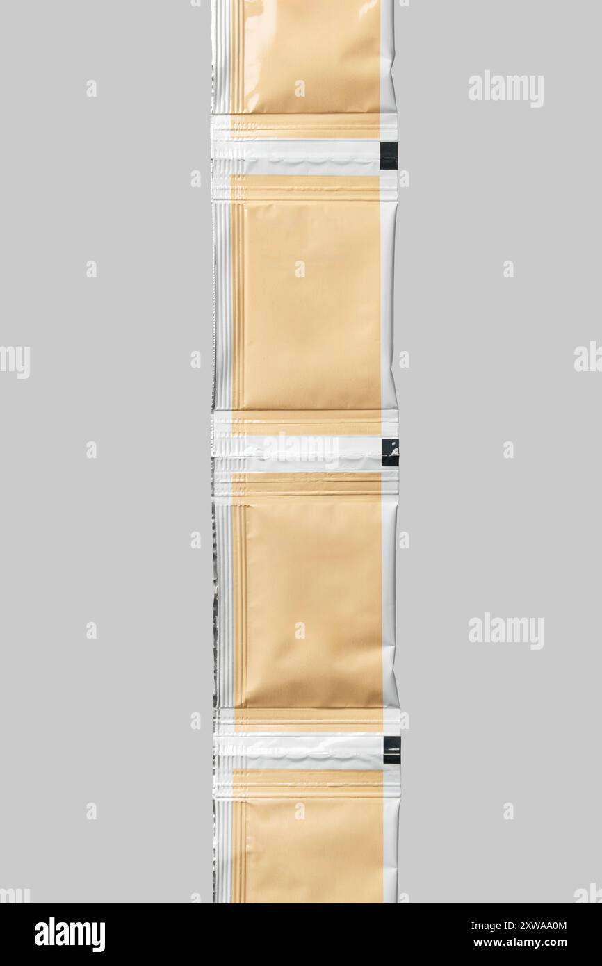 strisce di confezioni di bustine di lamina vuota sfondo grigio isolato, primo piano di modelli di confezionamento di alimenti o farmaci, utilizzati per i prodotti Foto Stock