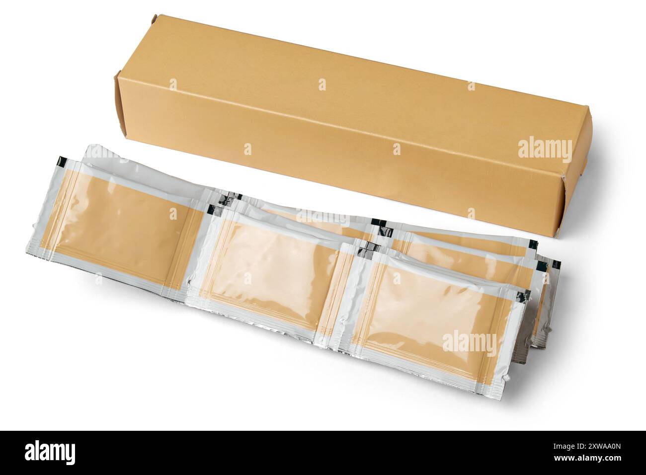 strisce di confezioni di bustine di fogli vuoti con scatola di sfondo bianco isolato, modello di mockup per imballaggio di alimenti o farmaci, utilizzato per prodotti come polvere Foto Stock