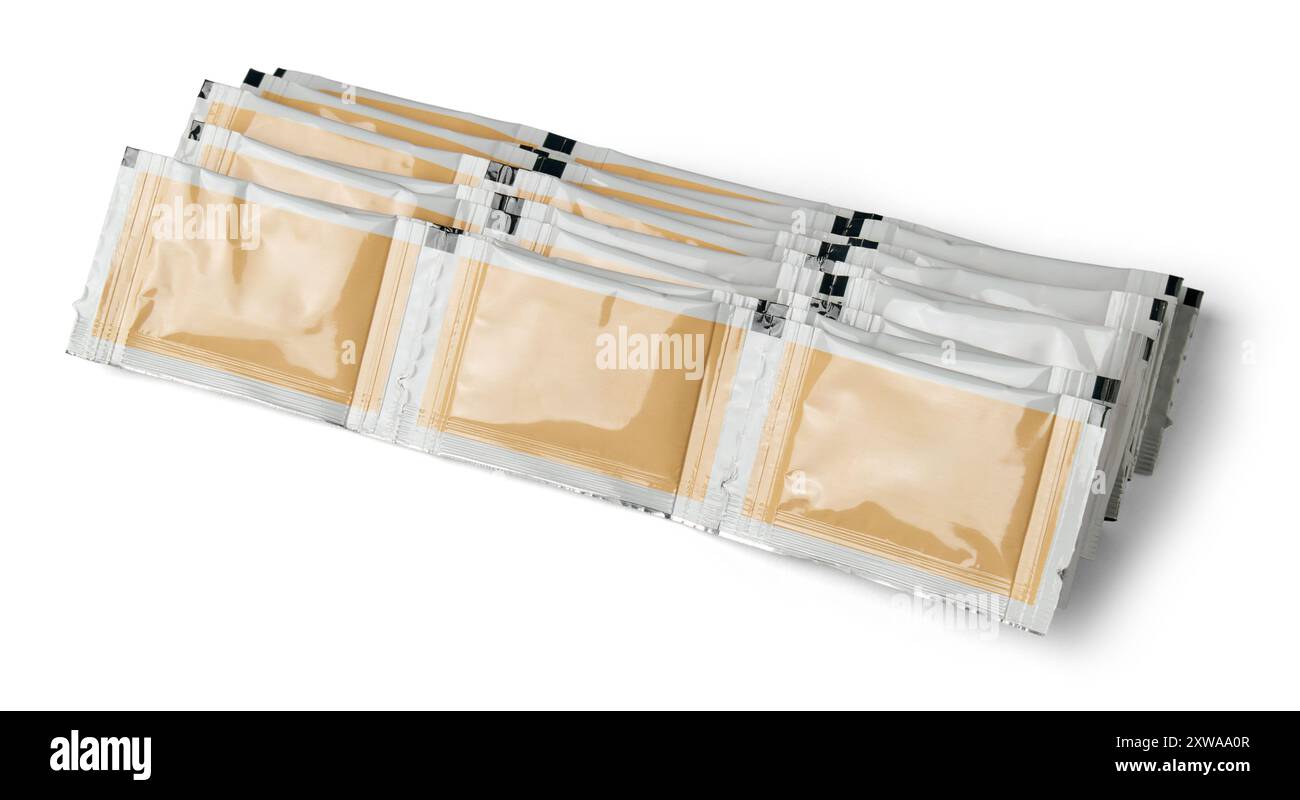 strisce di confezioni di bustine di lamina vuota sfondo bianco isolato, modello di mockup per imballaggi di farmaci o alimenti, utilizzato per prodotti come polveri e liquidi Foto Stock