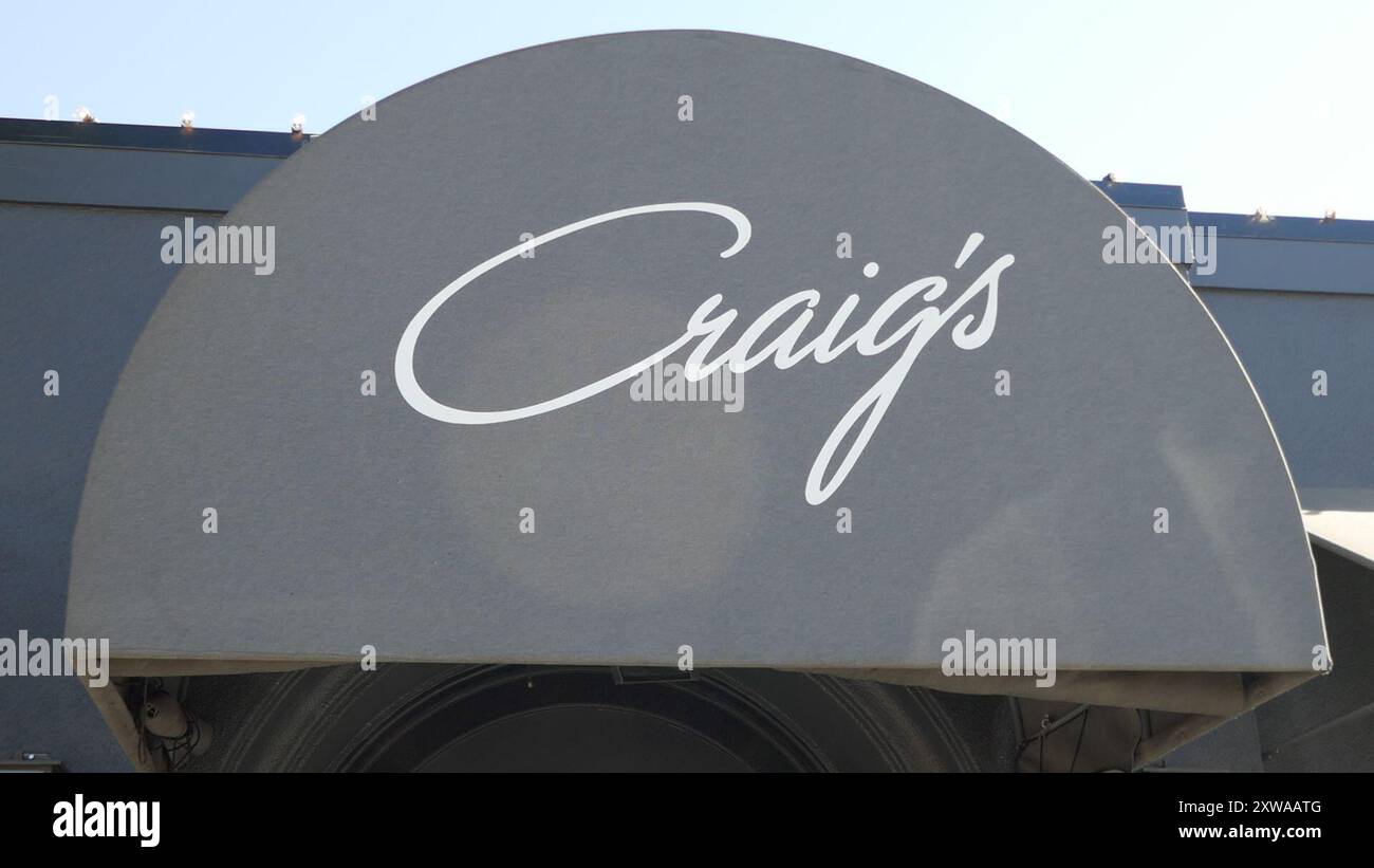 West Hollywood, California, USA 18 agosto 2024 Craig's Restaurant al 8826 Melrose Avenue il 18 agosto 2024 a West Hollywood, California, USA. I clienti includono: Cher, Kit Harrington, Brad Pitt, Lady Gaga, Jennifer Lopez, Harry Styles, Emma Stone, Leonardo DiCaprio, Ryan Phillippe, Rod Stewart, Cedric The Entertainer, Lea Michelle, Jennifer Lawrence, Charlize Theron, Jennifer Aniston, Christina Aguilera, Tatum o'Neal, Bryan Cranston, Sidney Poitier, Kylie Jenner, Kris Jenner, Ben Affleck, Lisa Kudrow, Diane Lane, Helen Hunt, Kate Beckinsale, Kate Hudson, Jane fonda, Sofia Vergara, Ellen Degen Foto Stock