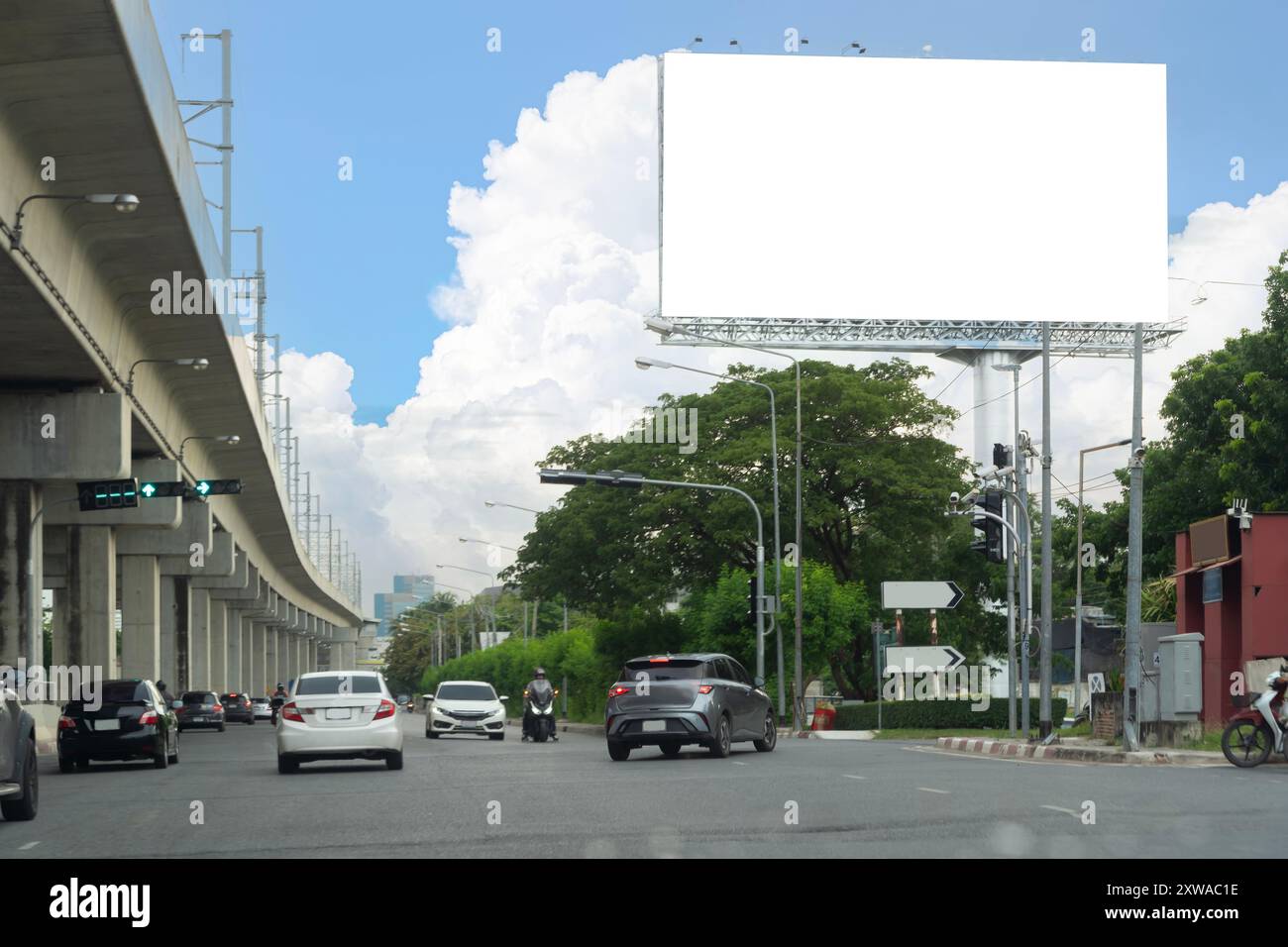 Cartellone vuoto in una delle strade della Thailandia, un cartellone bianco con spazio per copiare testo o contenuto, mockup di un cartellone bianco in una grande città, in generale Foto Stock