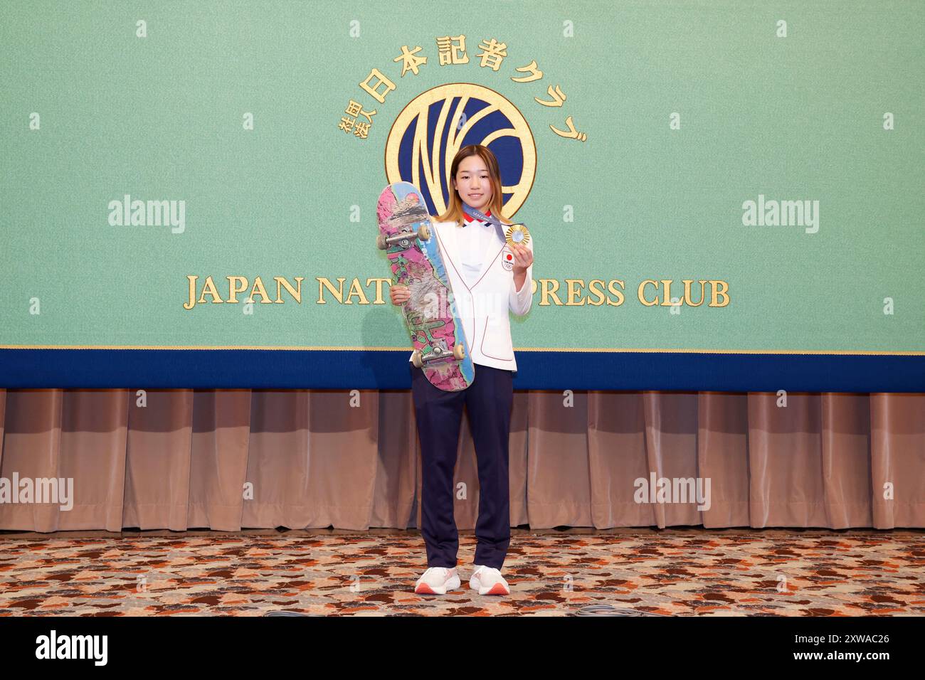 Tokyo, Giappone. 19 agosto 2024. Coco YOSHIZAWA, medaglia d'oro olimpica di Parigi, posa per le telecamere del Japan National Press Club nel centro di Tokyo. Yoshizawa ha partecipato a una conferenza stampa a Tokyo, dopo aver vinto la medaglia d'oro femminile di strada di Skateboarding a Parigi 2024. (Credit Image: © Rodrigo Reyes Marin/ZUMA Press Wire) SOLO PER USO EDITORIALE! Non per USO commerciale! Foto Stock