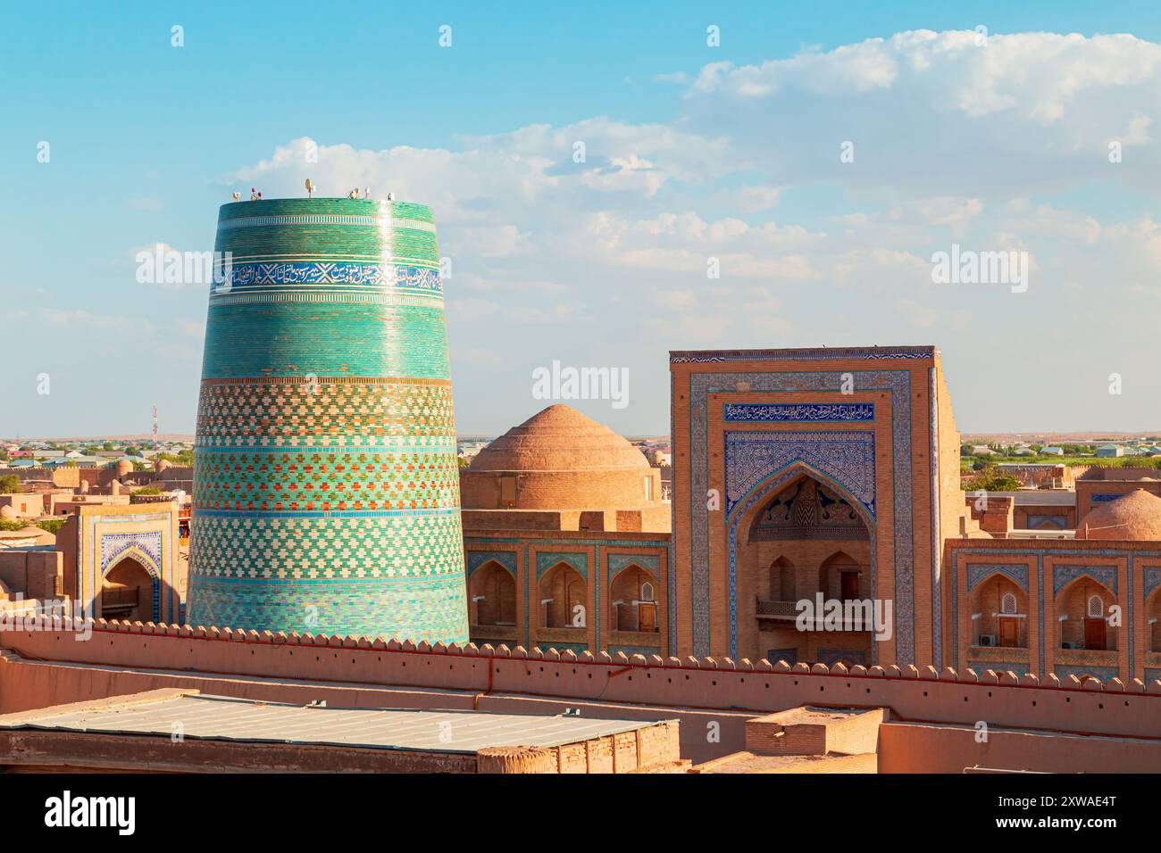 Vista di Ichan-Kala, la città interna di Khiva, dalle mura dell'antica fortezza. Khiva, Uzbekistan - 16 luglio 2024. Foto Stock