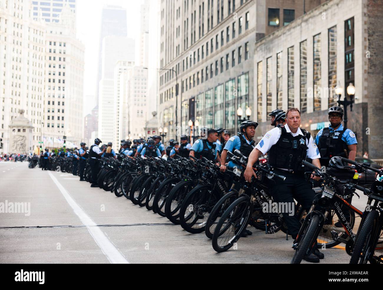 Chicago, Stati Uniti. 18 agosto 2024. CHICAGO, ILLINOIS - 18 AGOSTO: La polizia forma una linea prima che i manifestanti pro-palestinesi marciino in vista della Convention Nazionale Democratica il 18 agosto 2024 a Chicago, Illinois. La convention si svolge dal 19 al 22 agosto. Crediti: Jeremy Hogan/Alamy Live News Foto Stock