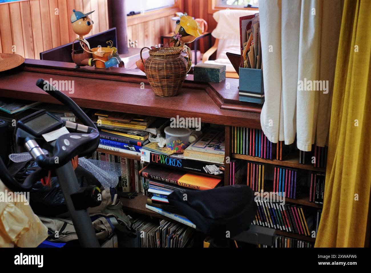 Cyclette, CD, libri e giochi, un disordine ordinato di articoli per la casa di vecchi genitori boomer che vivono nella propria casa, Foto Stock