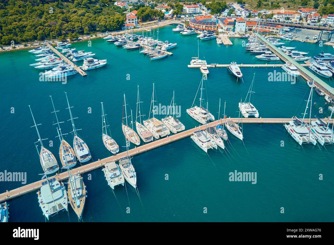 Yacht di lusso e barche a vela attraccano nel porto turistico di Frapa nella città di Rogoznica, in Croazia, nelle soleggiate giornate estive. Città turistica per vacanze estive in Adriatico Foto Stock